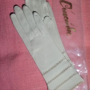 Crescendoe Ladies Soft White Gloves Antique